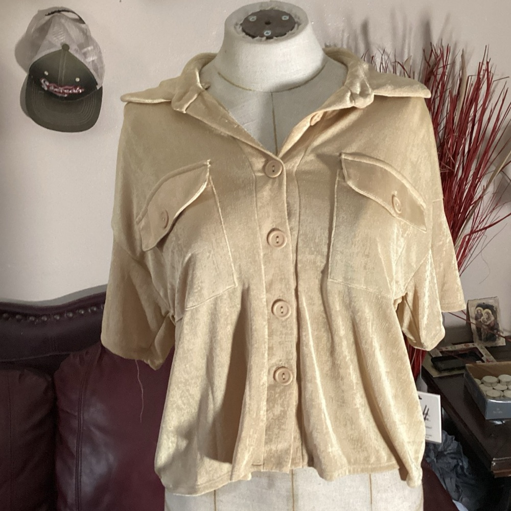 Vibe Sportswear Beige Cropped Shirt Size S